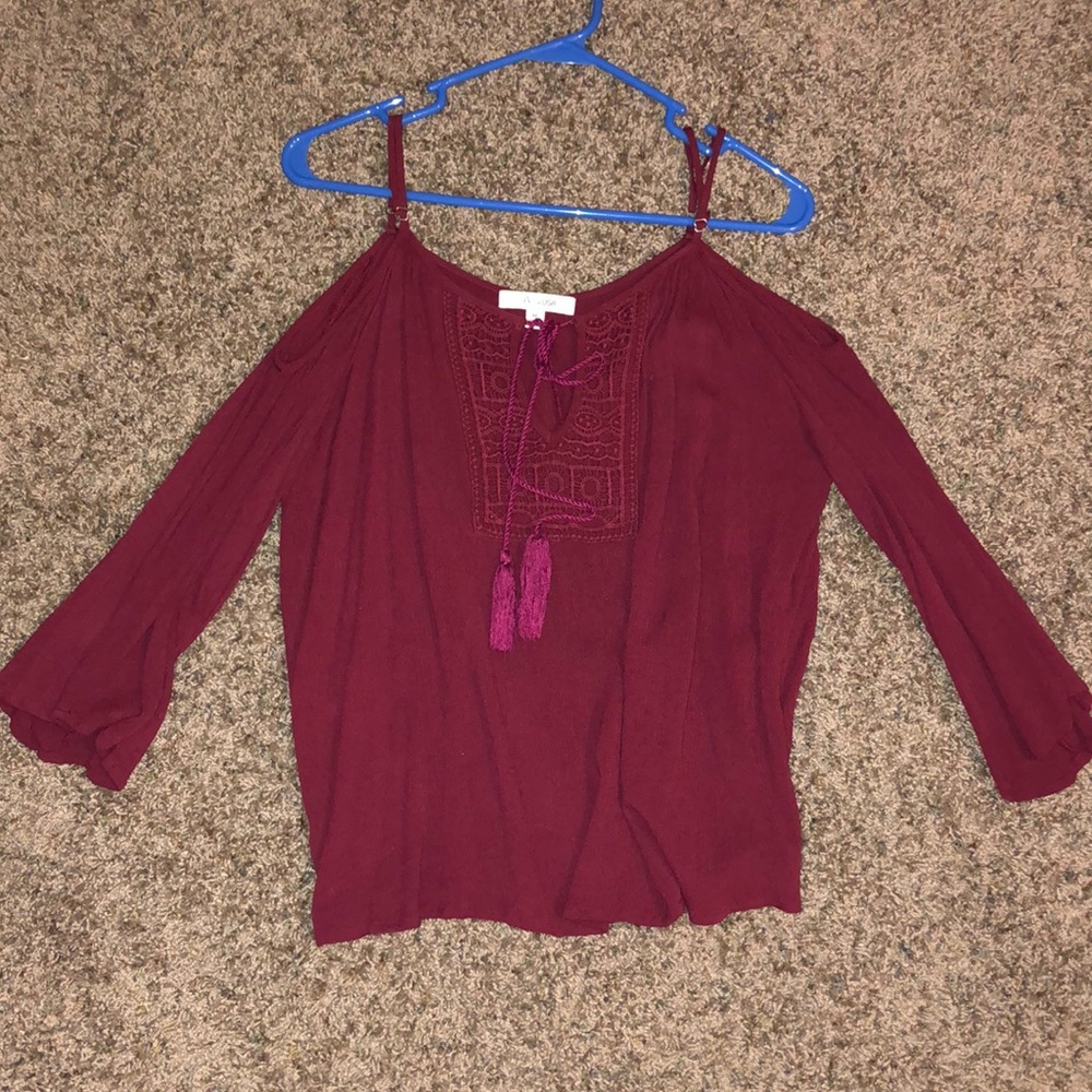 Cute off the shoulder shirt (maroon)